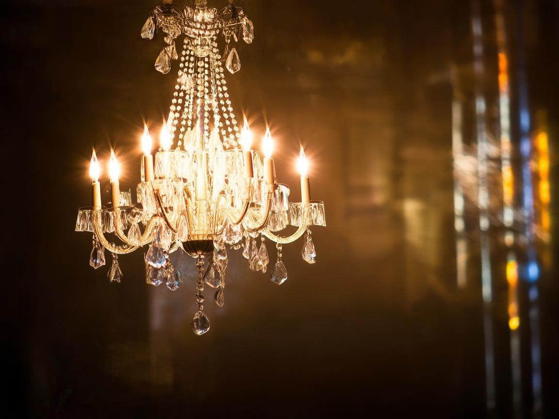 吊灯下的指挥乐章，光影交织的音乐盛宴